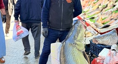 Elazığ'da kurban pazarlığını aratmayan görüntü: Vatandaşlar dev balık için yarıştı