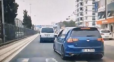 Elazığ'da makas atan araç kameralara yansıdı