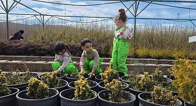 Elazığ'da minik öğrenciler fidanlıkta doğayla buluştu