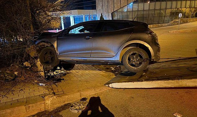 Elazığ'da otomobil istinat duvarına çarptı: 1 yaralı