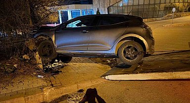 Elazığ'da otomobil istinat duvarına çarptı: 1 yaralı