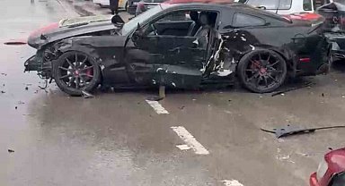 Elazığ'da otomobil park halindeki 4 araca çarptı