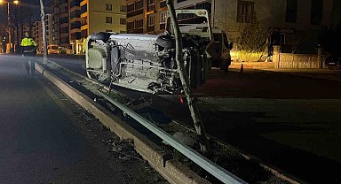 Elazığ'da otomobil yan yattı: 1 yaralı