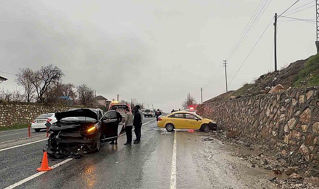 Elazığ'da trafik kazası: 2 yaralı