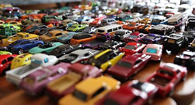 Elazığ'lı öğretmen 16 yılda bin 500 model araba topladı