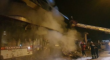 Elektrik malzemesi satan iş yerindeki yangın mahalleliyi sokağa döktü
