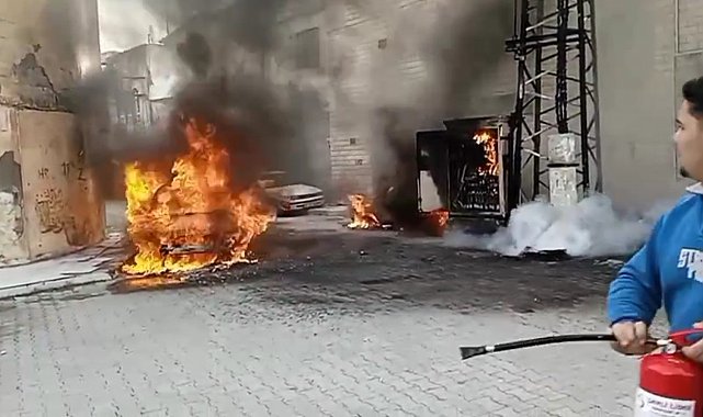 Elektrik panosu alev aldı, 3 araç zarar gördü