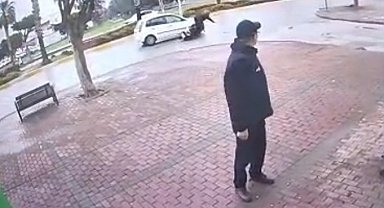 Elektrikli bisiklet sürücüsünü yola savuran kaza kamerada