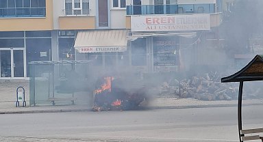 Elektrikli üç tekerlekli motosiklet alev alev yandı