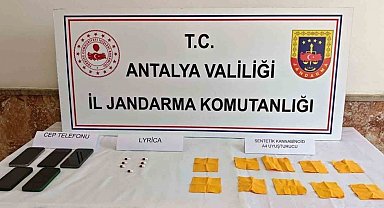 Elmalı'da durdurulan araçtan 4 bin kullanımlık uyuşturucu madde ele geçirildi