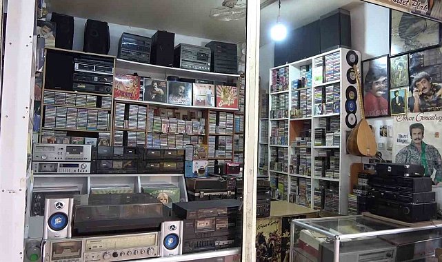 Emekli olunca evdeki kaset ve plaklarla iş yeri açtı