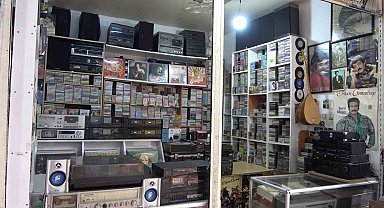 Emekli olunca evdeki kaset ve plaklarla iş yeri açtı