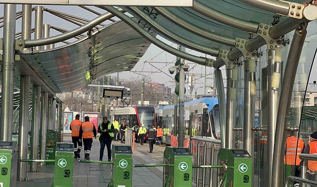 Eminönü'nde tramvay raydan çıktı