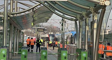 Eminönü'nde tramvay raydan çıktı