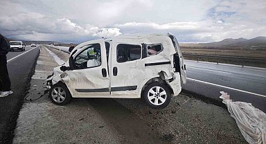 Emniyet kemerini takmayan sürücü araçtan fırladı