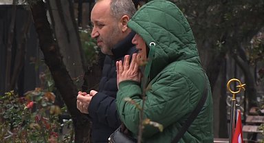 En acı bayram, Edirnekapı Şehitliği'nde gözyaşlarını tutamadı