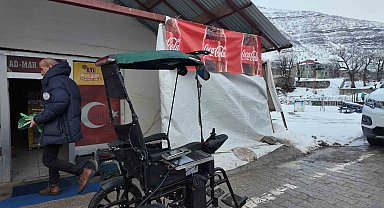 Engelli çocuğu için akülü sandalyeyi arabaya çevirdi