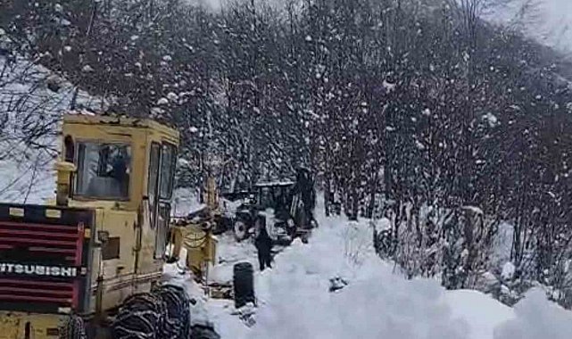 Erbaa'da kapanan köy yolu ekiplerin çalışmasıyla açıldı