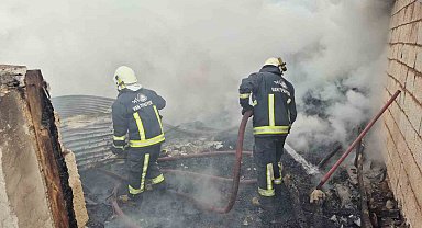 Erçiş'te ahır ve odunluk yangını