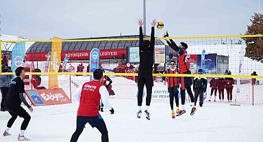 Erciyes'te kar voleybolu heyecanı