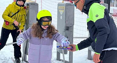 Erciyes'te kayak tutkunlarına bayram şekeri ikram edildi