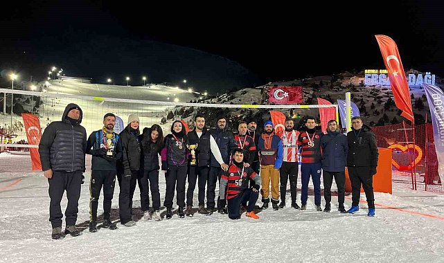 Ergan Dağı'nda kurumlar arası kar voleybolu turnuvası tamamlandı