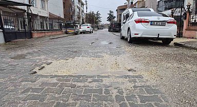 Ertuğrulgazi Mahalledeki bozuk yollar sürücülere zorluk yaşatıyor