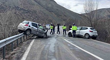 Erzincan-Kemah yolunda iki araç kafa kafaya çarpıştı: 4 yaralı