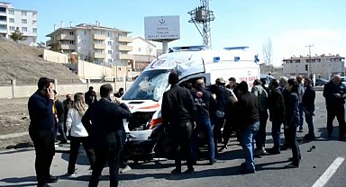 Erzincan'da ambulans ile tır çarpıştı: 2 sağlık personeli yaralandı