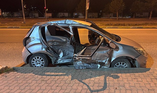 Erzincan'da iki otomobil çarpıştı: 1'i ağır 3 yaralı