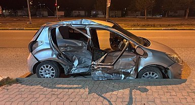 Erzincan'da iki otomobil çarpıştı: 1'i ağır 3 yaralı