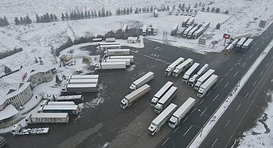 Erzincan'da kar yağışı ulaşımı aksattı