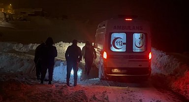 Erzincan'da kardan kapanan köy yolunda zamanla yarış