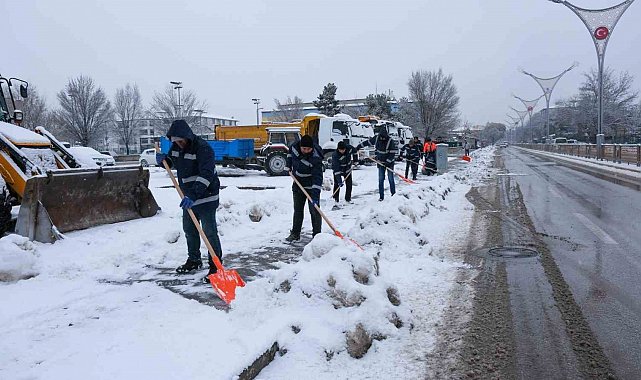 Erzincan'da karla mücadele çalışmaları sürüyor