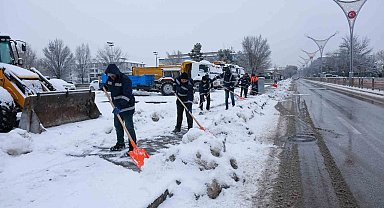 Erzincan'da karla mücadele çalışmaları sürüyor