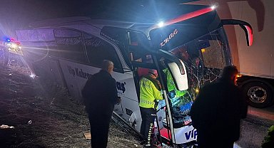 Erzincan'da kontrolden çıkan yolcu otobüsü bariyerlere çarptı