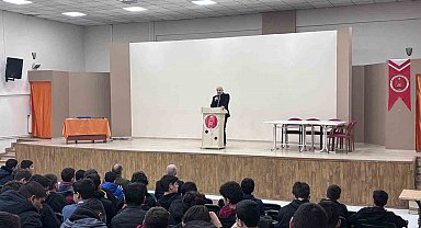 Erzincan'da öğrencilere "Ramazan ve Hayatımıza Yansımaları" konferansı verildi