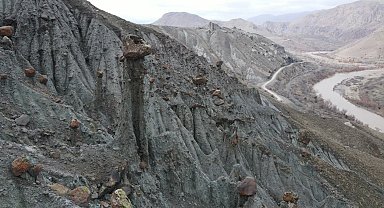 Erzincan'da peri bacalarını andıran doğal oluşumlar ilgi görüyor