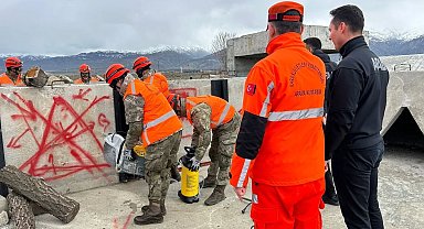 Erzincan'da "Enkazdan yaralı tahliye ve çadır kurma yarışması" düzenleniyor