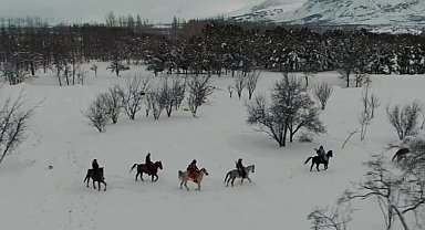 Erzincan'da sınırları zorlayan kış macerası: Atlı snowboard safarisi