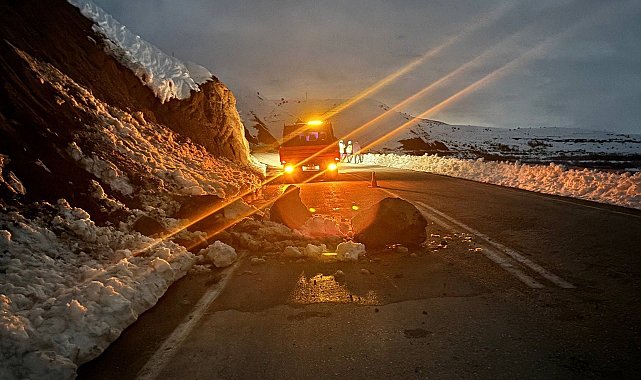 Erzincan'da yamaçtan kopan kayalar yola düştü