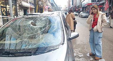 Erzurum'da çatıdan düşen kar ve buz kütleleri tehlike saçıyor