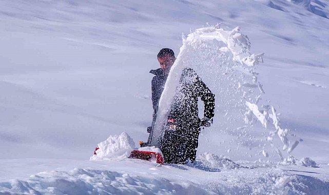 Erzurum'da kar yağışı durdu, çilesi devam ediyor