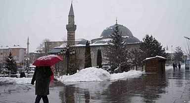 Erzurum'da kar yağışı etkili oluyor