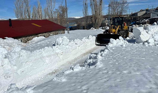 Erzurum'da karla mücadele devam ediyor
