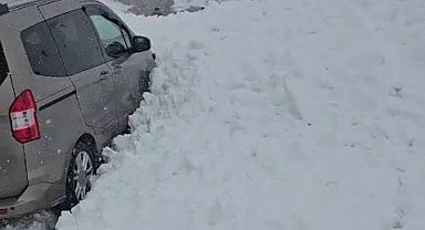 Erzurum'da yola çığ düştü