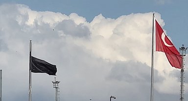 Esendere Sınır Kapısı'nda kısıtlama: İran tarafında dev siyah bayrak dikkat çekti