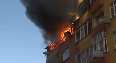 Esenler'de 4 katlı binanın çatısı alev alev yandı