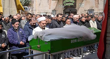 Eşi tarafından bıçaklanan 3 çocuk annesi kadın son yolculuğuna uğurlandı