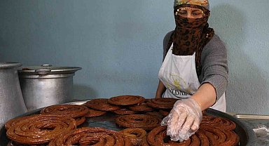 Eşine destek olup 15 metrekarelik dükkanda kadınların gücünü gösteriyor